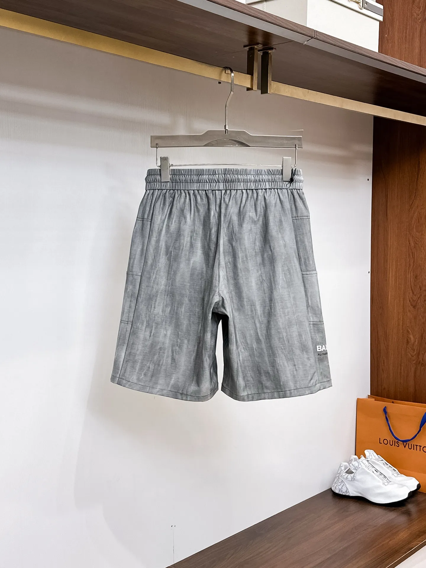 Balenciaga's three-standard complete 2026 summer New Arrival men's casual shorts, advanced custom-made Breathable fabric, Breathable fabric, extremely stretchy and comfortable, impeccable details, top-grade accessories, original logo design concept, delicate and soft feel! The upper body fit is awesome! Size: M-XXXL Please state your height and weight when ordering